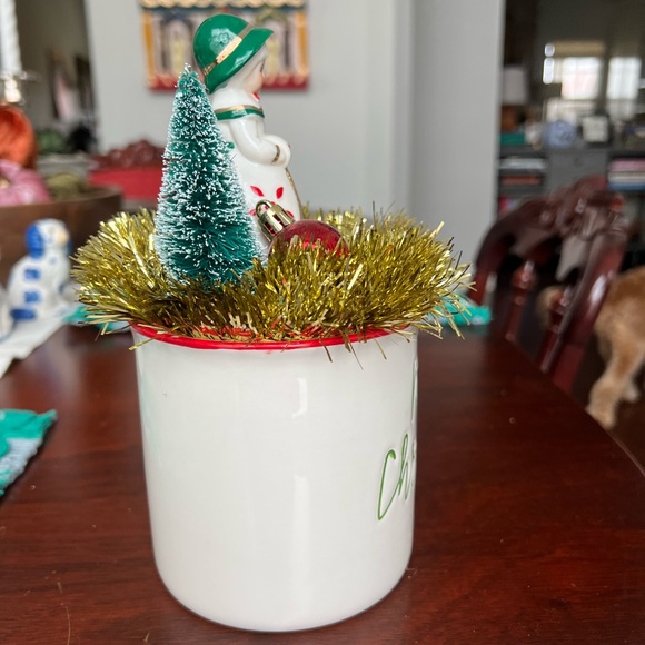 Christmas Lady Handmade Vintage Christmas Vignette/Diorama Decoration - Picture 6 of 10